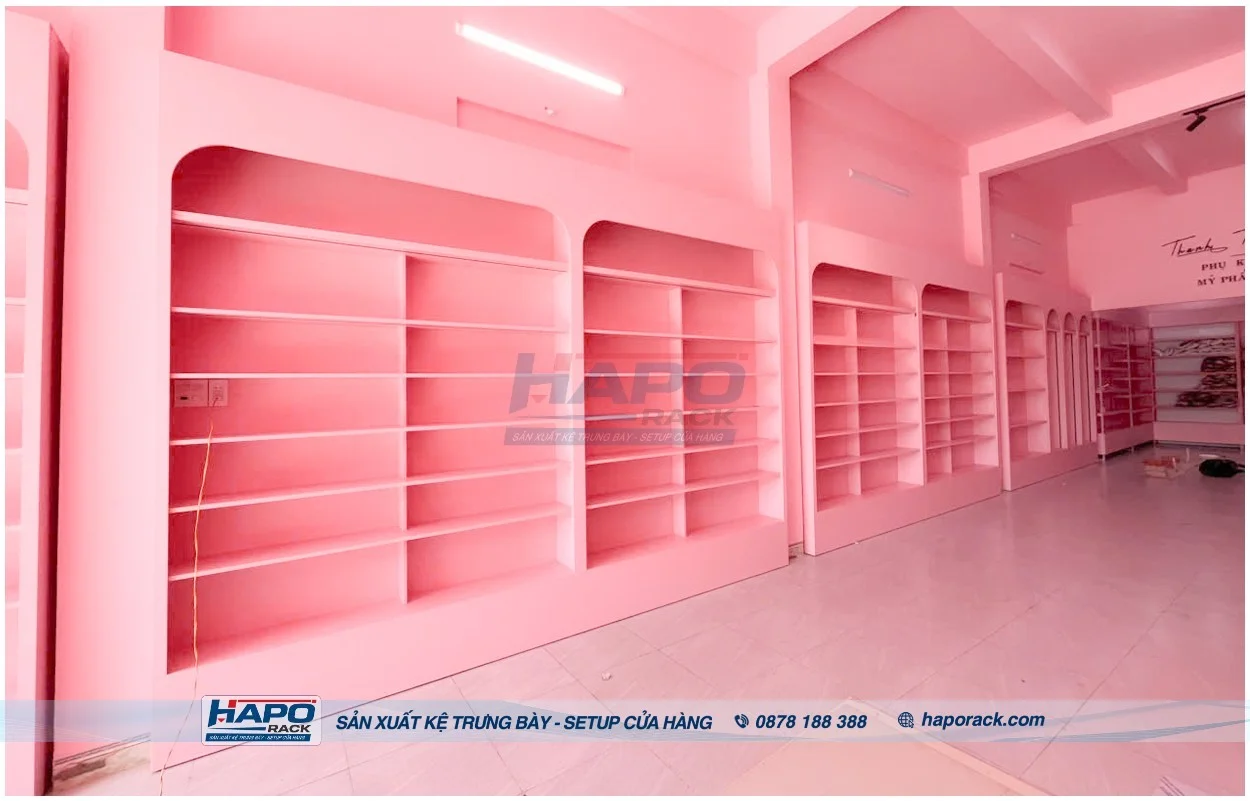 Kệ Trưng Bày Giá Rẻ Có Thực Sự Tối Ưu? Góc Nhìn Từ Đơn Vị Thi Công