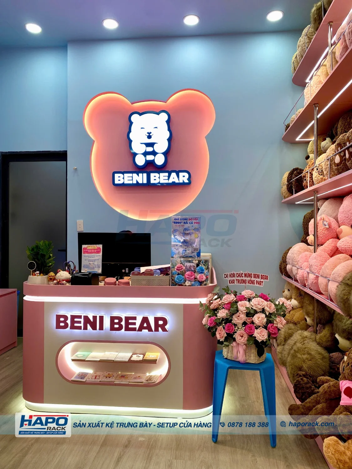 Dự Án Kệ Trưng Bày Shop Gấu Bông BENI BEAR – Từ Thiết Kế 3D Đến Thi Công Thực Tế