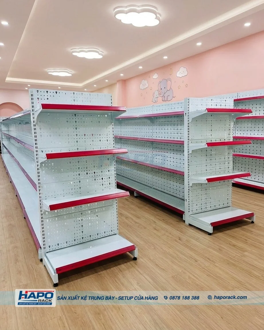 Kệ siêu thị trắng viền hồng cho cửa hàng mẹ và bé Long An