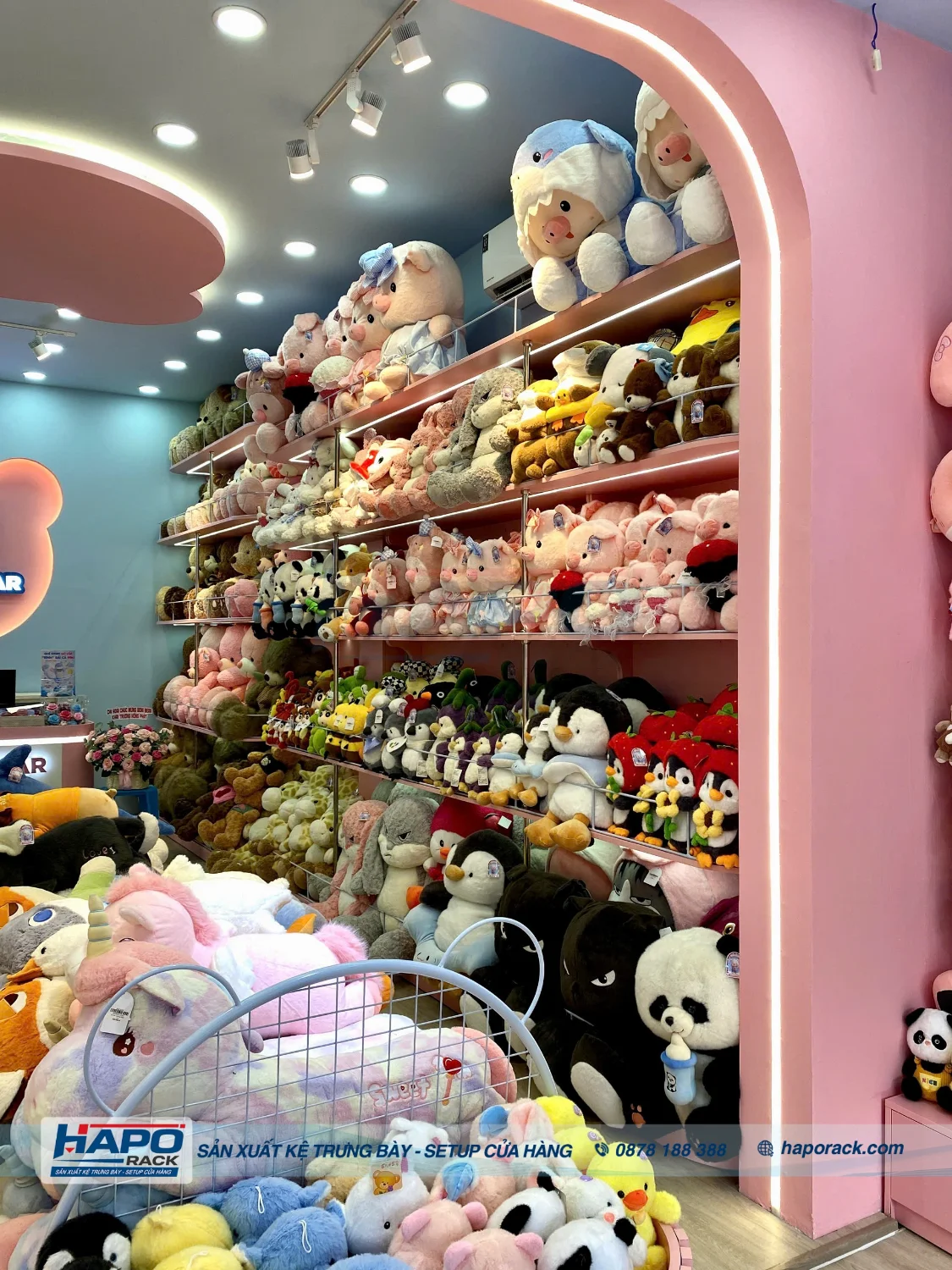 Thi Công Trọn Gói Kệ Trưng Bày Và Setup Cửa Hàng Gấu Bông BENI BEAR Tại TP.HCM