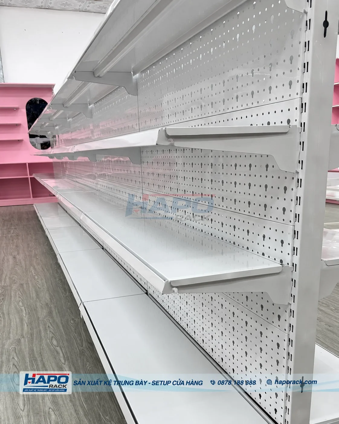 Kệ Lưng Tôn Đục Lỗ Cho Siêu Thị – Mẫu Đẹp, Dễ Trưng Bày