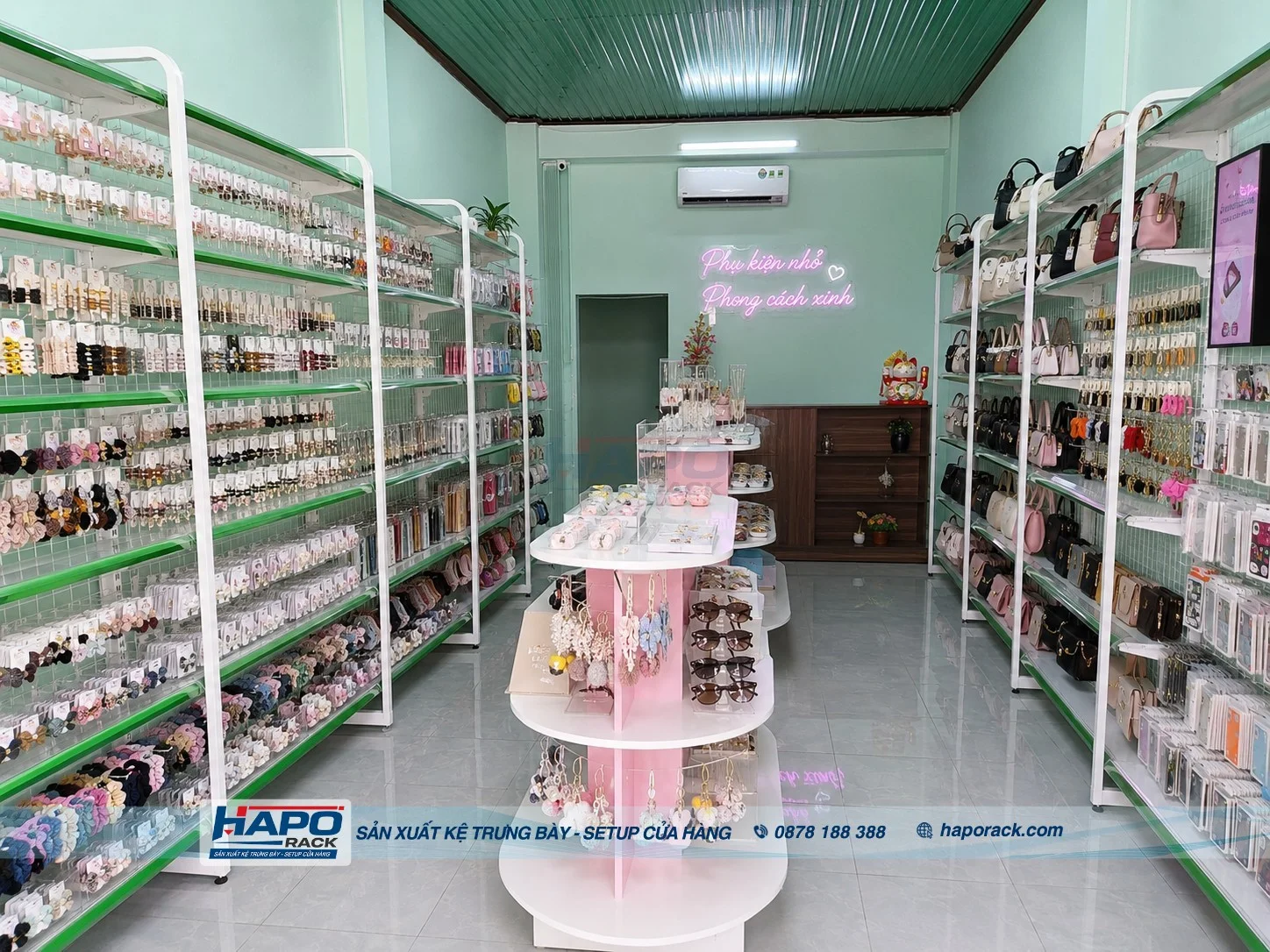Kệ Shop Phụ Kiện Tóc Đẹp – Bố Trí Khoa Học, Tăng Diện Tích Trưng Bày