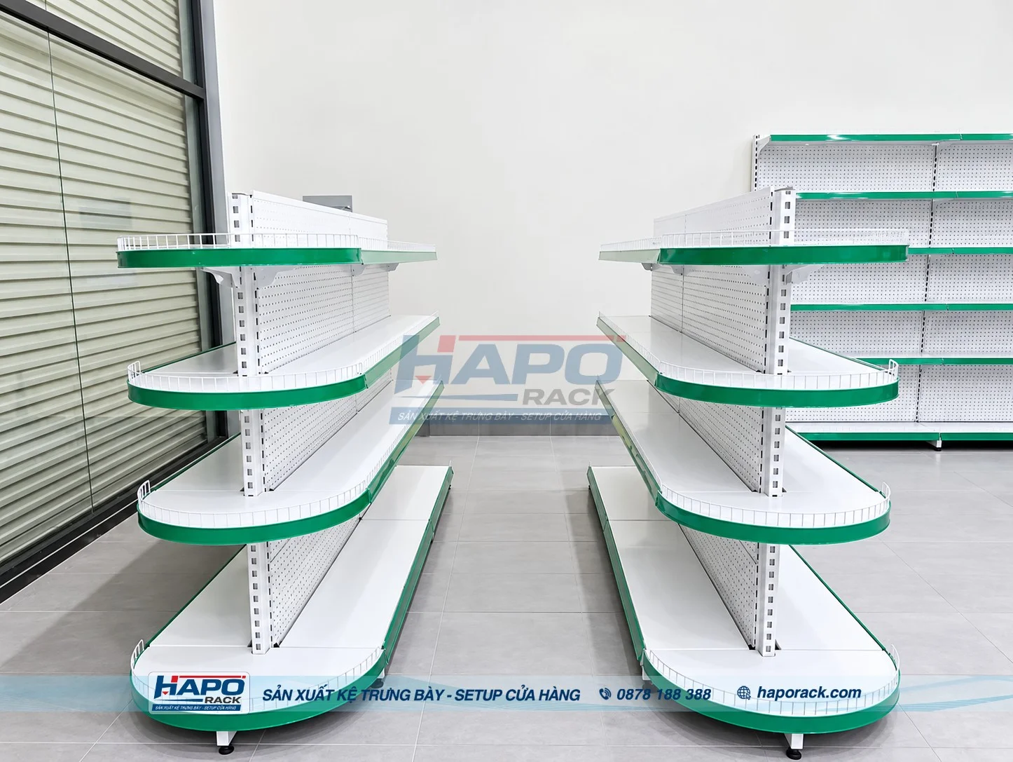 Kệ Bán Nguyệt Trưng Bày Hàng Khuyến Mãi Nên Đặt Ở Đâu?