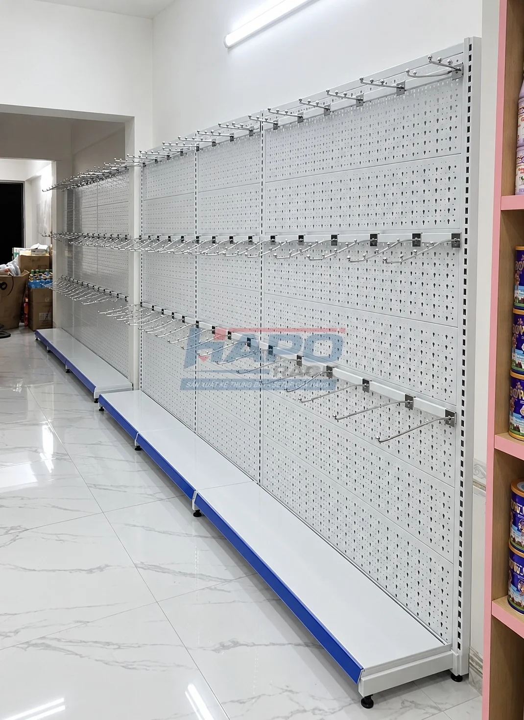 Kệ Móc Treo Phụ Kiện Tạp Hóa: Ưu Điểm Và Cách Lựa Chọn