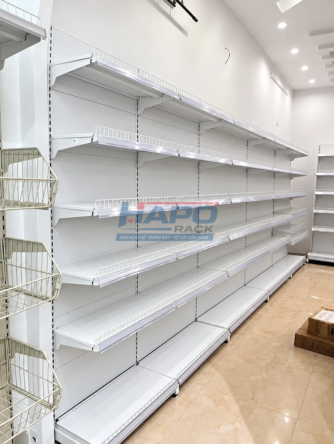 Kệ Siêu Thị Đơn Lưng Tôn Liền – Bền Chắc, Giá Tại Xưởng