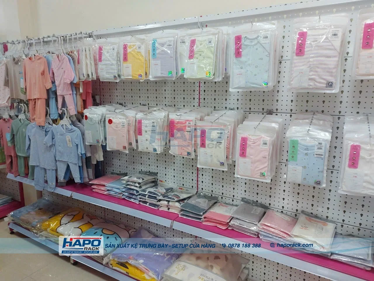 Kệ Tôn Lỗ Gắn Móc Treo – Tăng Hiệu Quả Trưng Bày Cho Cửa Hàng