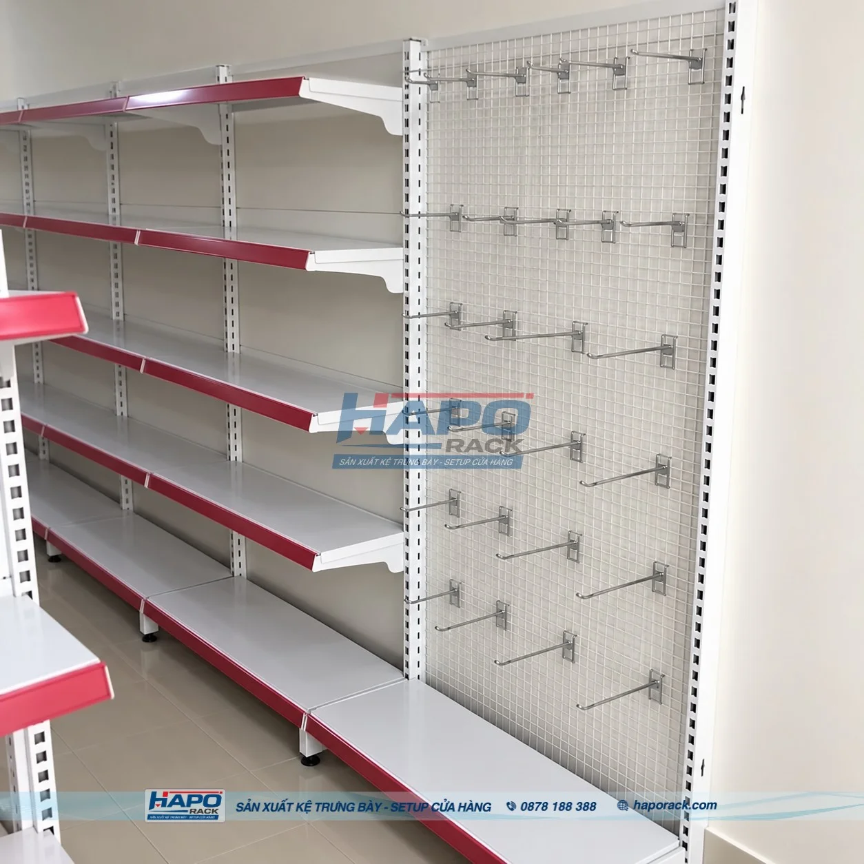 Bố trí kệ móc treo sát tường giúp cửa hàng rộng rãi hơn