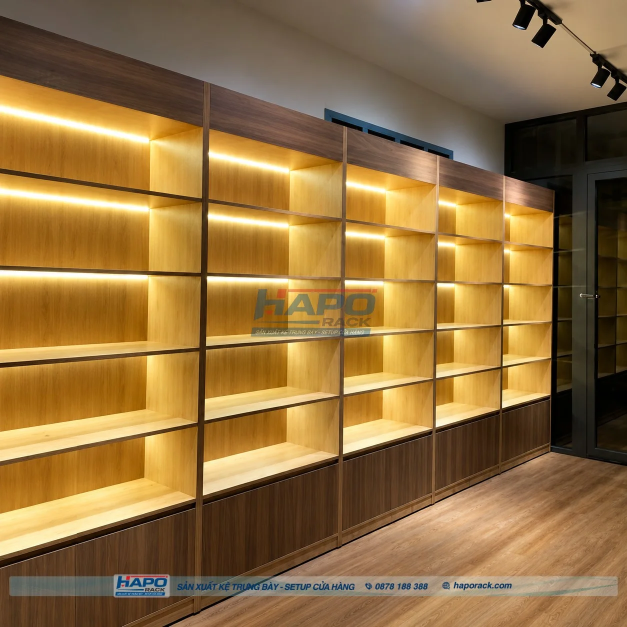 Chi tiết đèn LED thanh nhôm lắp dưới mâm kệ gỗ trưng bày hiện đại