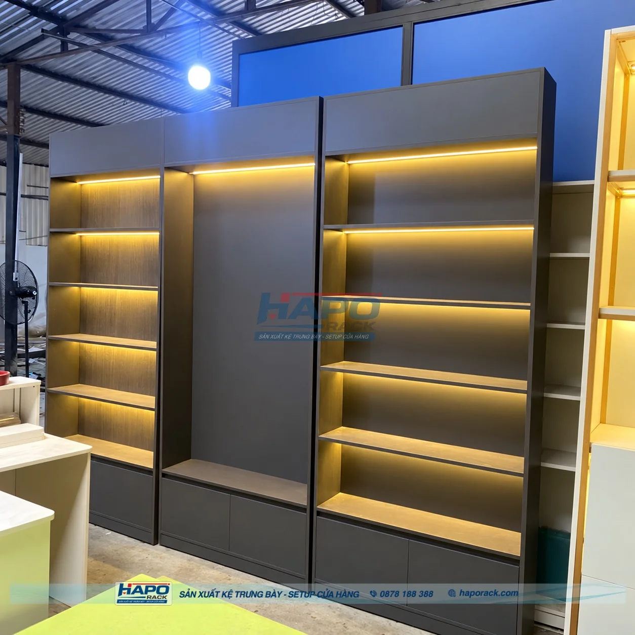 Hệ thống kệ gỗ có đèn LED chiếu sáng từng tầng trưng bày sản phẩm