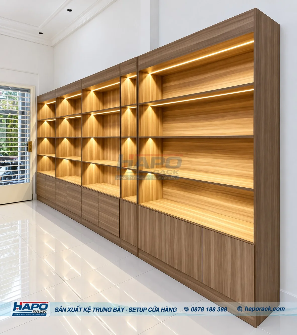 Hệ thống kệ gỗ trưng bày sản phẩm giúp tối ưu không gian bán hàng