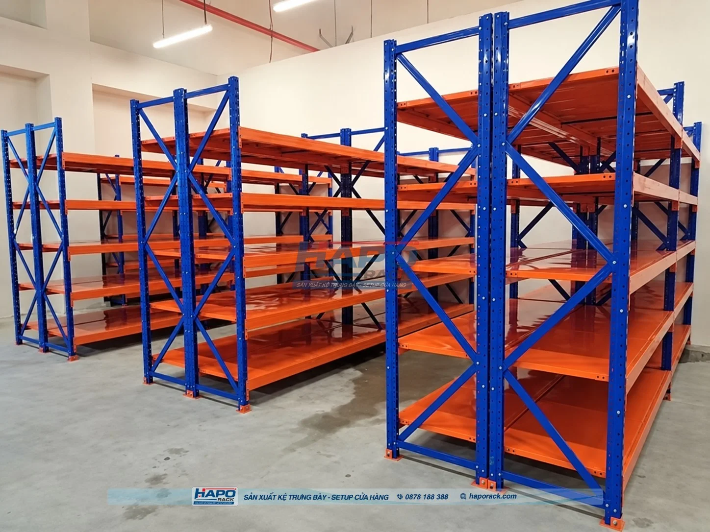 Hệ thống kệ sắt kho hàng nhiều tầng giúp phân loại và kiểm kê hàng hóa.