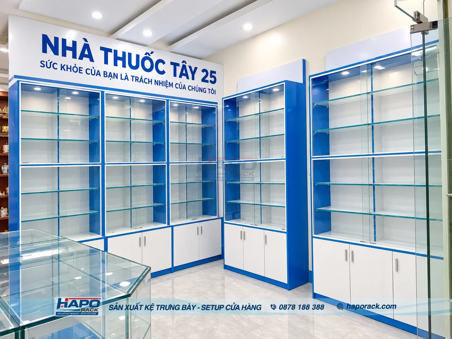 hệ thống kệ thuốc áp tường hiện đại