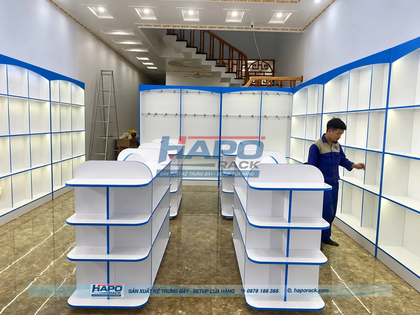 Hệ thống kệ trưng bày cửa hàng nhỏ được bố trí khoa học, tạo lối đi thông thoáng.