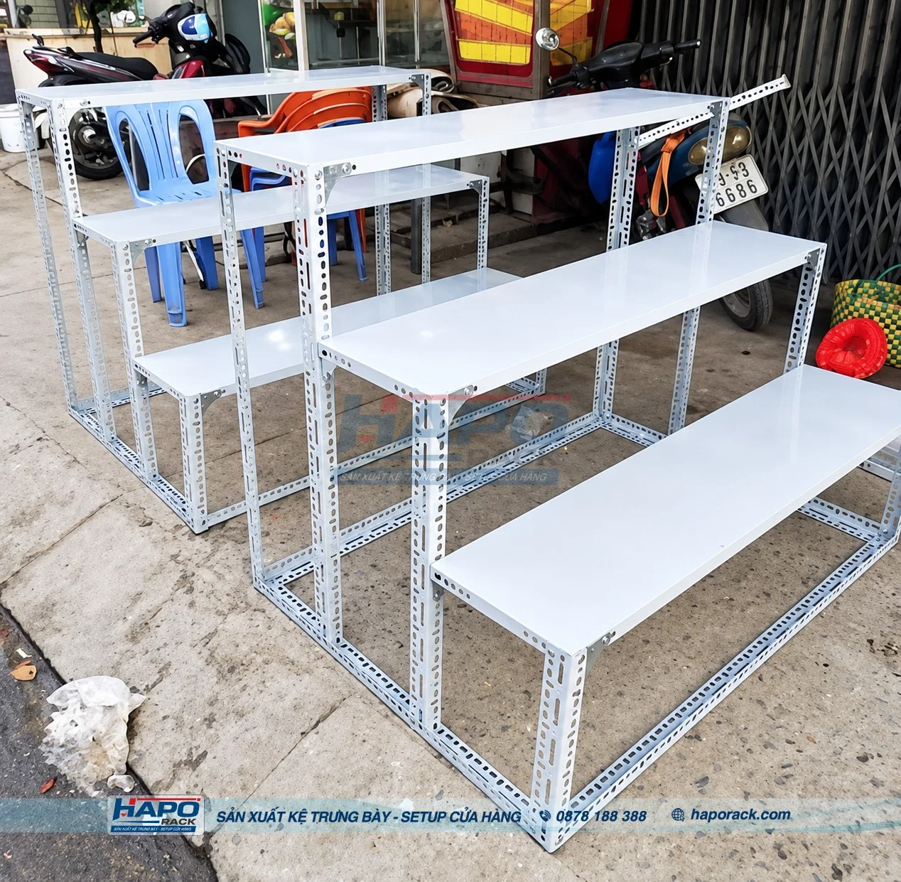Kệ Bậc Thang 3 Tầng Cho Shop Bán Lẻ Và Gian Hàng