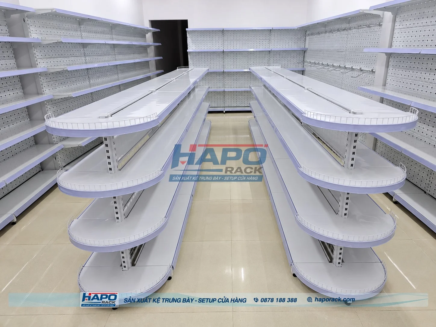 Kệ bán nguyệt trang trí shop giúp tạo điểm nhấn nổi bật.