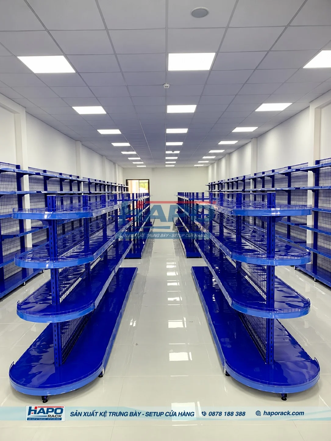 Kệ bán nguyệt trưng bày thiết kế hiện đại, đẹp mắt cho cửa hàng.