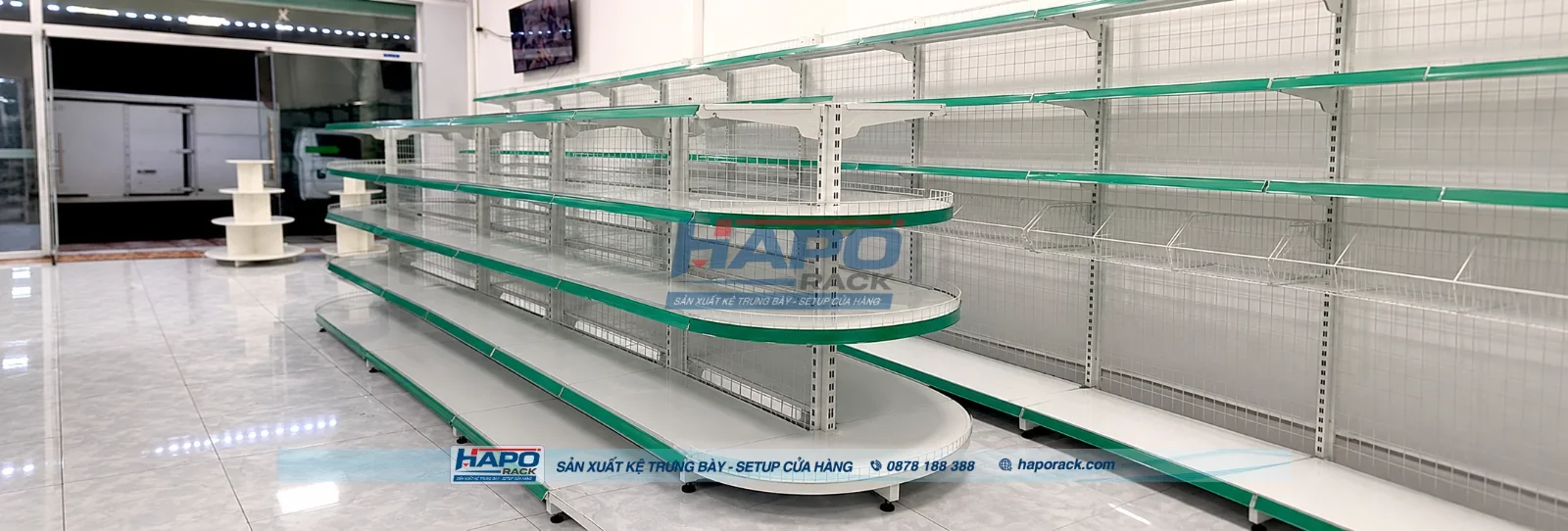 Kệ bán nguyệt trưng bày thiết kế hiện đại, đẹp mắt cho cửa hàng.