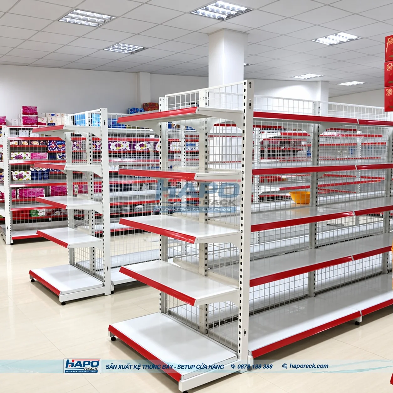 Kệ đầu dãy siêu thị giúp trưng bày sản phẩm nổi bật và thu hút khách hàng