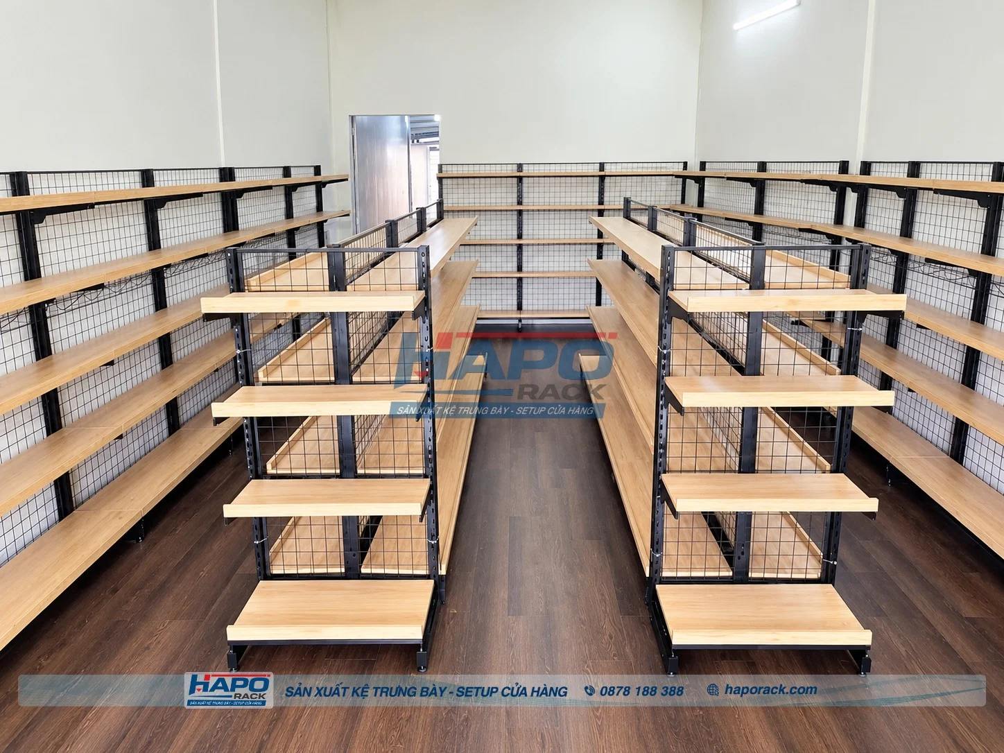 Kệ gỗ toàn bộ thiết kế sang trọng phù hợp cửa hàng mỹ phẩm và quà tặng