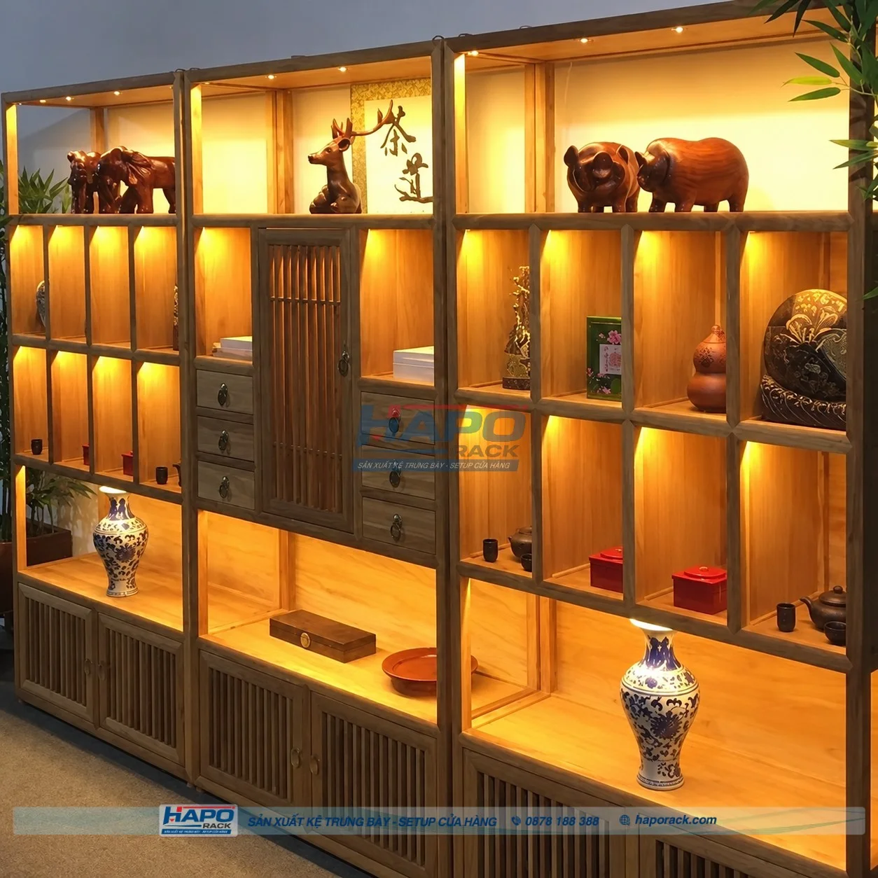 Kệ gỗ trưng bày có đèn LED HAPO RACK với ánh sáng trắng ấm sang trọng