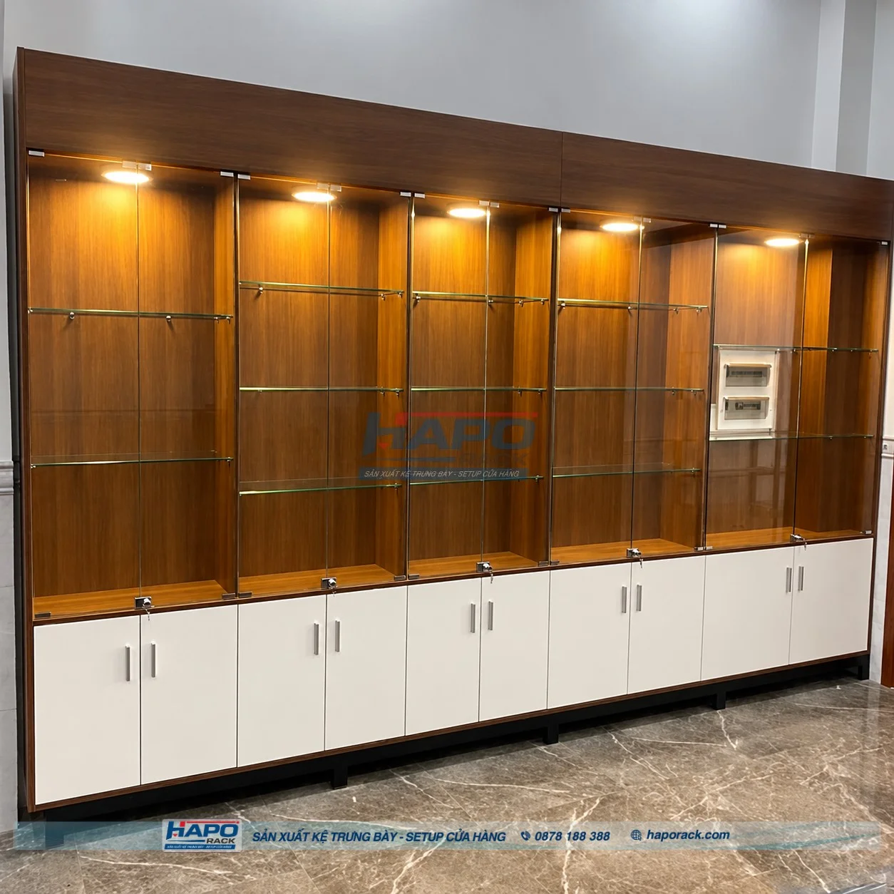 Kệ gỗ trưng bày có đèn LED thiết kế hiện đại cho cửa hàng cao cấp