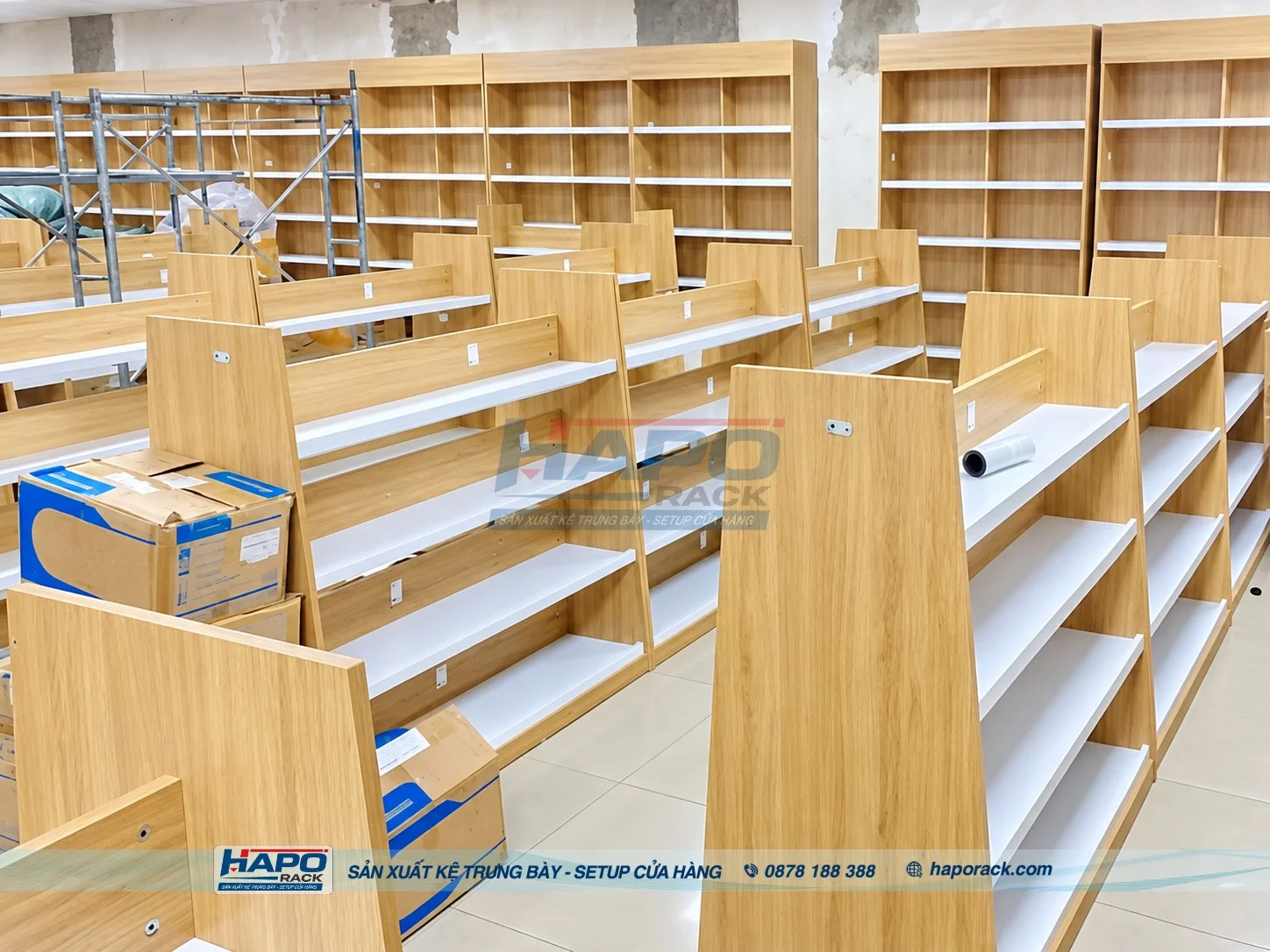 Kệ gỗ trưng bày đồ decor phong cách hiện đại