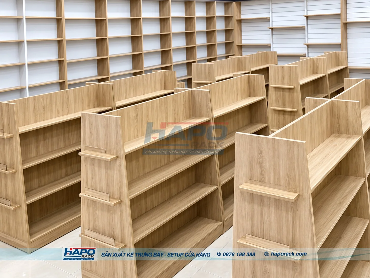 Kệ gỗ trưng bày đồ decor tối giản