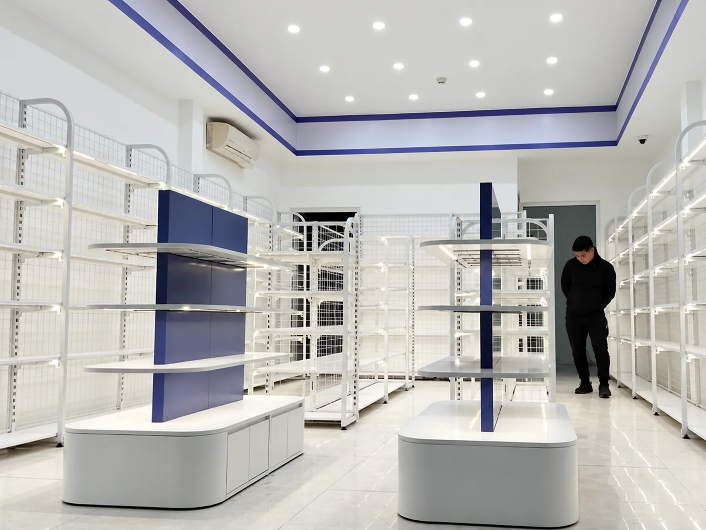 Kệ gỗ trưng bày sản phẩm tạo điểm nhấn cho shop mới mở