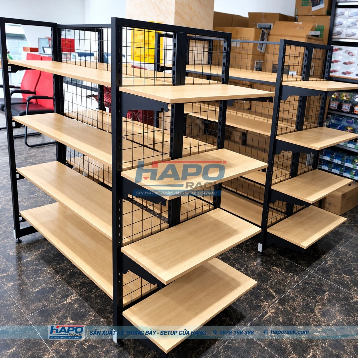 Kệ gỗ trưng bày theo kích thước riêng cho showroom hiện đại.