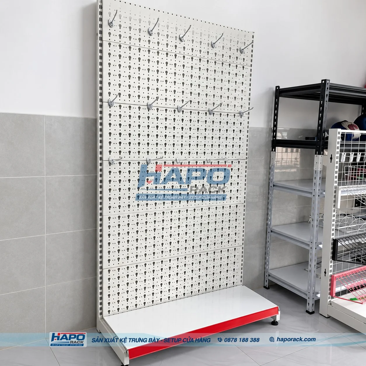 Kệ móc treo lưng tôn đục lỗ với nhiều vị trí lắp đặt móc treo.