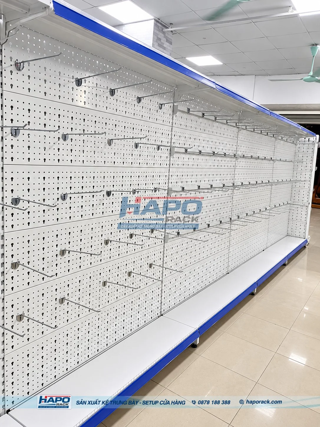 Kệ móc treo phụ kiện siêu thị thiết kế tiện lợi và tiết kiệm diện tích