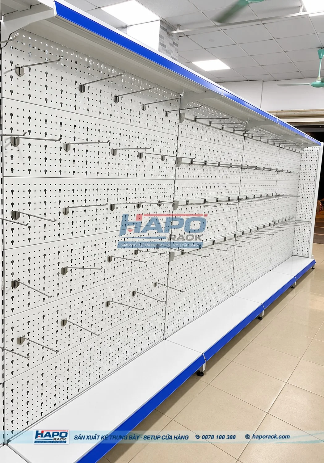 Kệ móc treo phụ kiện thiết kế nhỏ gọn phù hợp cửa hàng mini