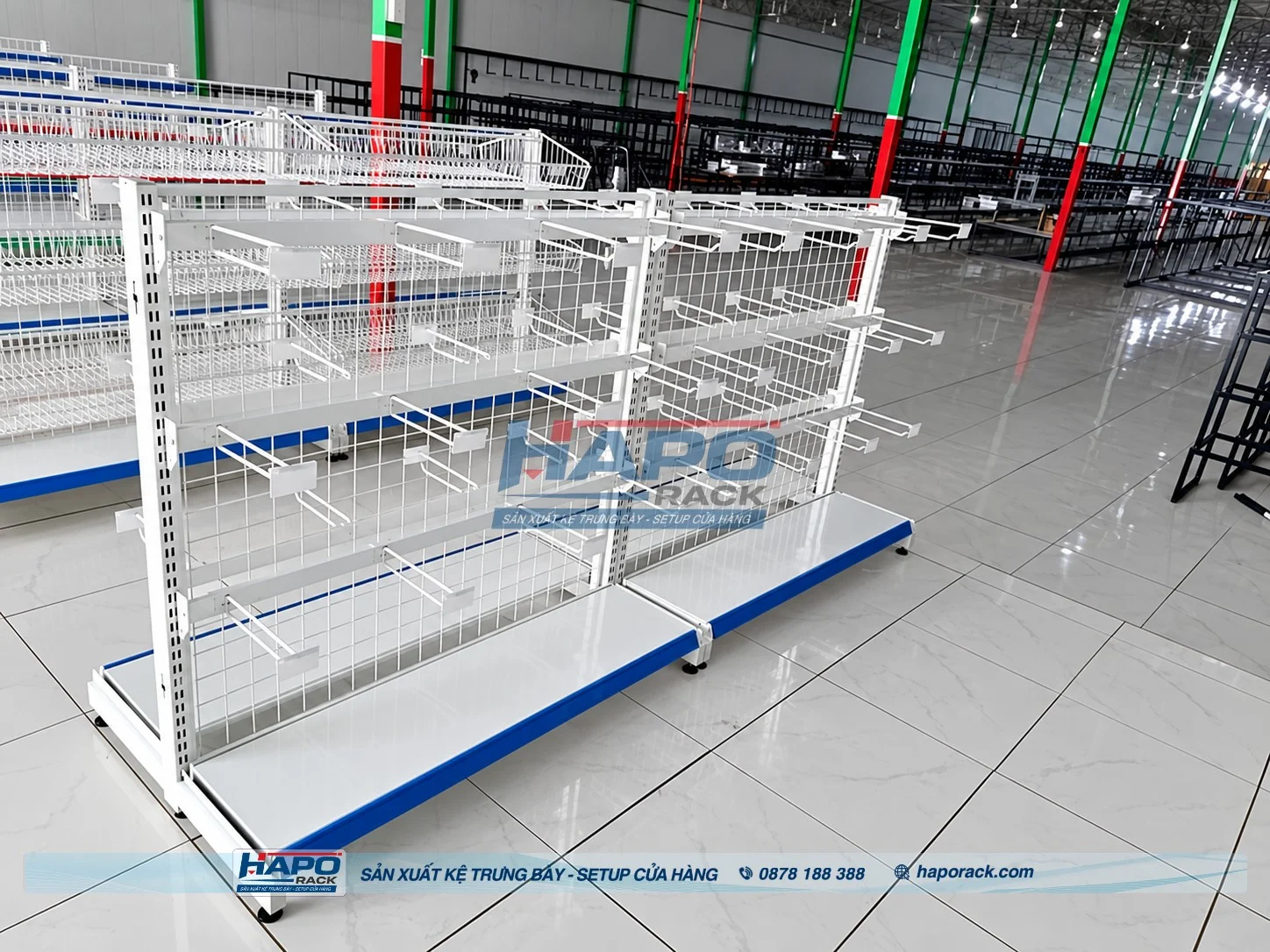 Kệ móc treo siêu thị màu trắng với thiết kế hiện đại, chuyên nghiệp.
