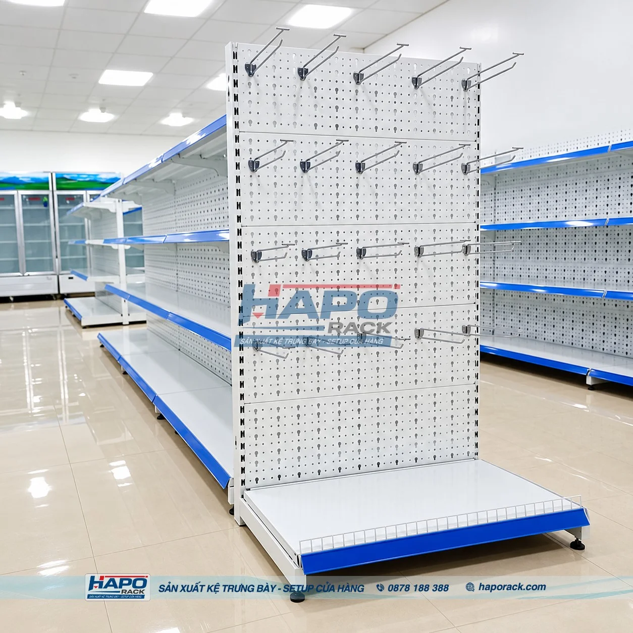 Kệ móc treo siêu thị nhiều tầng giúp sắp xếp hàng hóa khoa học.