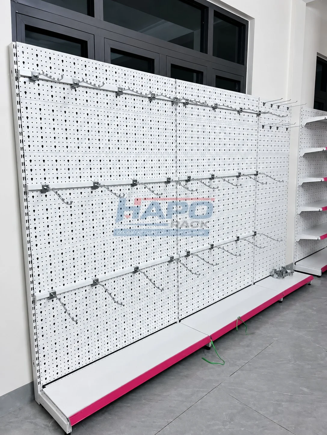 Kệ Móc Treo Siêu Thị – Tối Ưu Diện Tích Trưng Bày Hàng Hóa