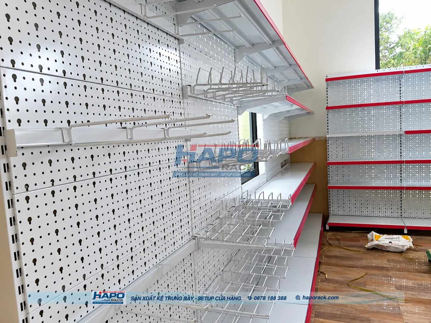Kệ móc treo trưng bày phụ kiện điện thoại khoa học và dễ quan sát