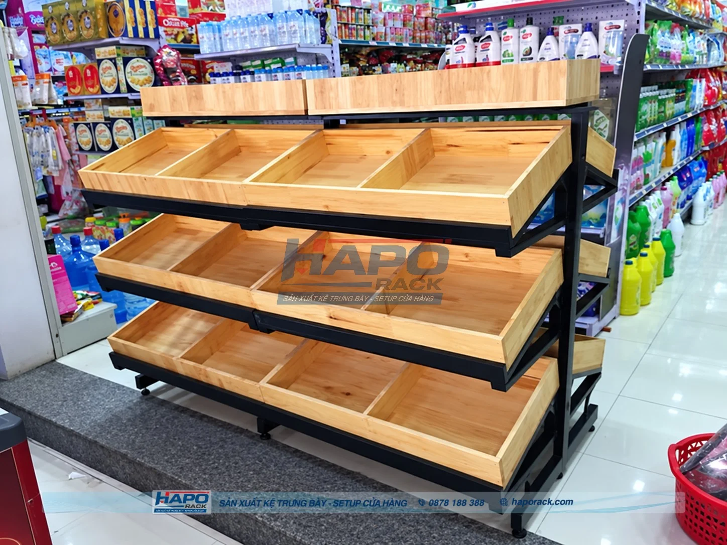 - Kệ rau củ quả dạng nghiêng giúp khách hàng dễ quan sát