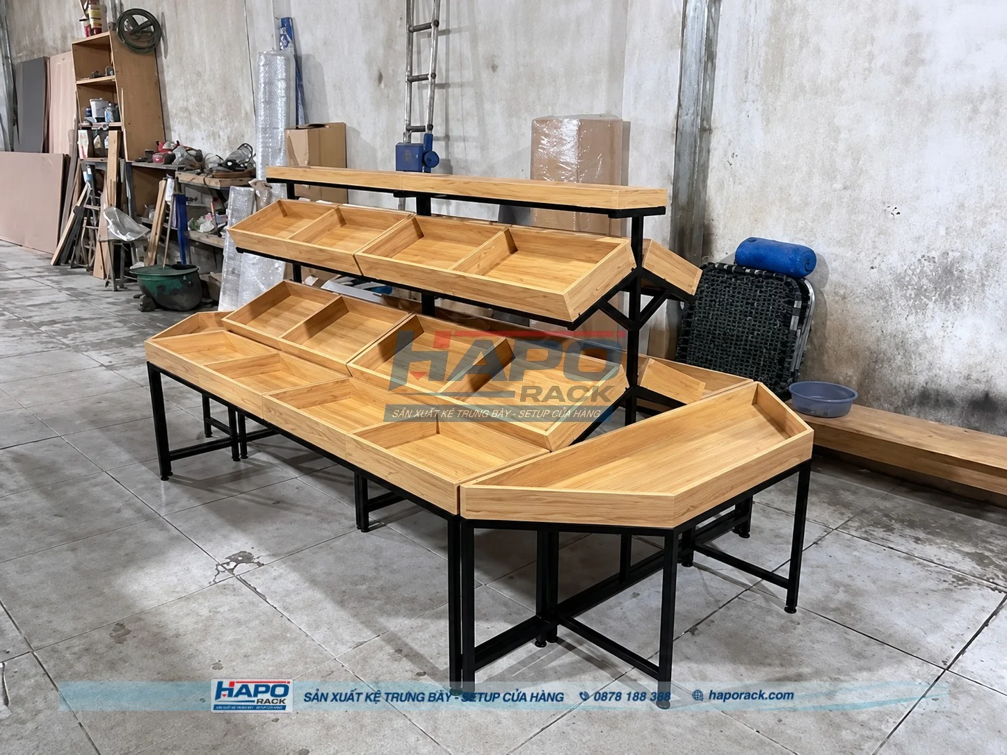 Kệ rau củ quả nhiều tầng giúp sắp xếp hàng hóa gọn gàng