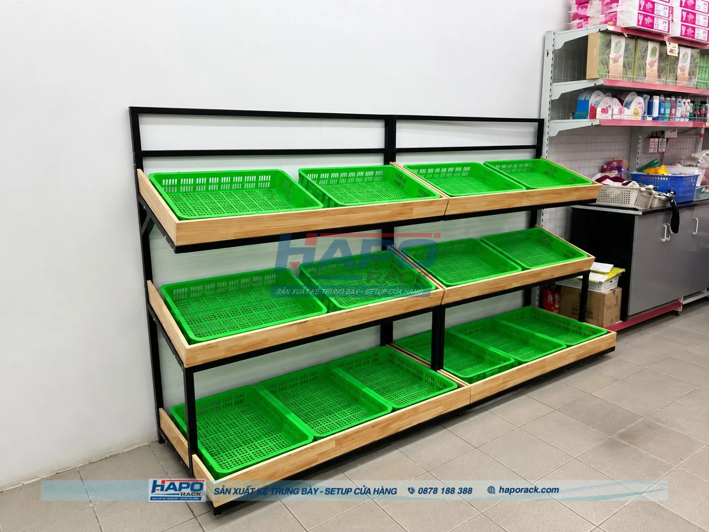- Kệ rau củ quả siêu thị có khay trưng bày phân chia từng ngăn