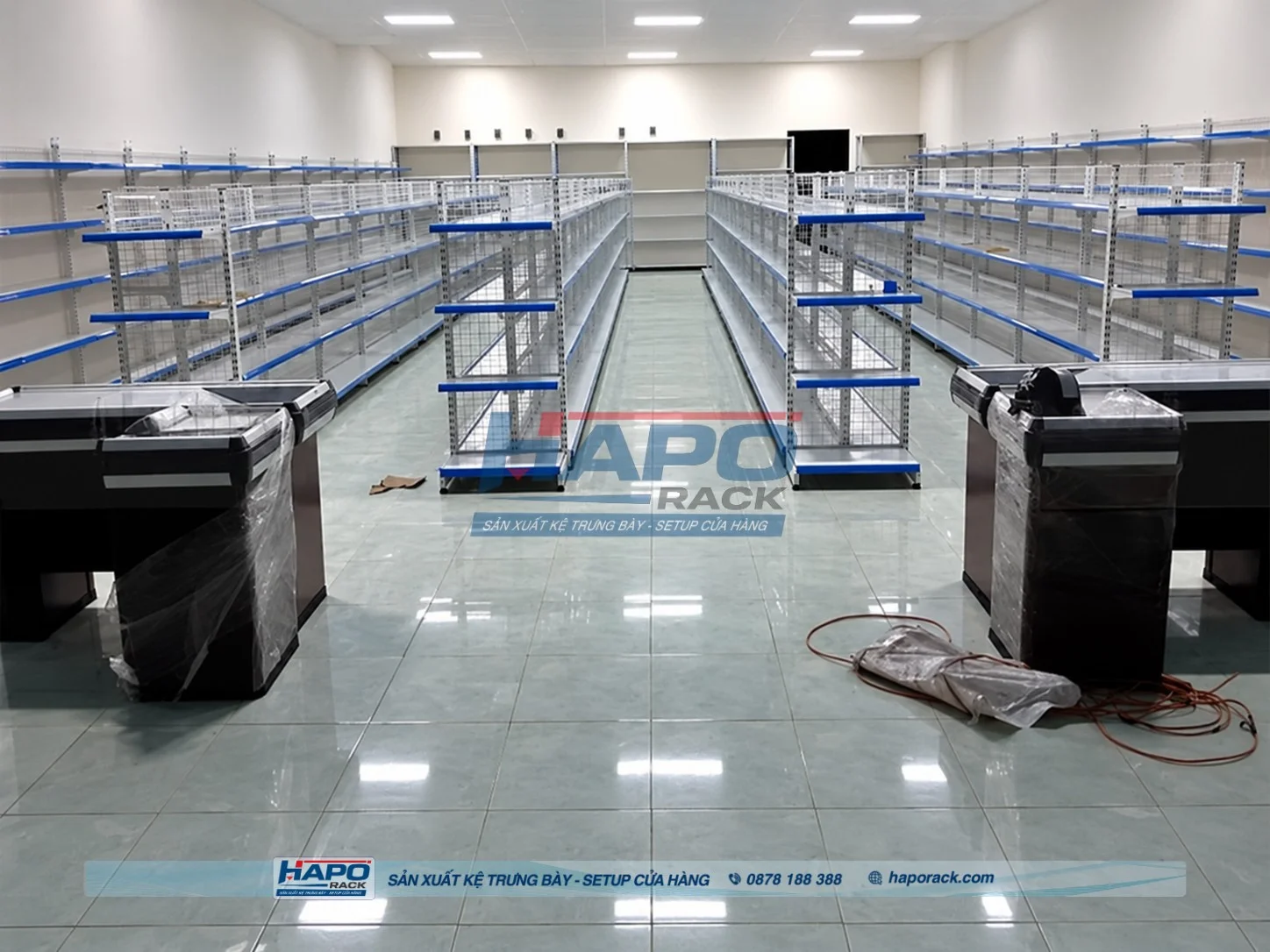 Kệ sắt mâm gỗ HAPO RACK thiết kế theo yêu cầu cho cửa hàng diện tích nhỏ.