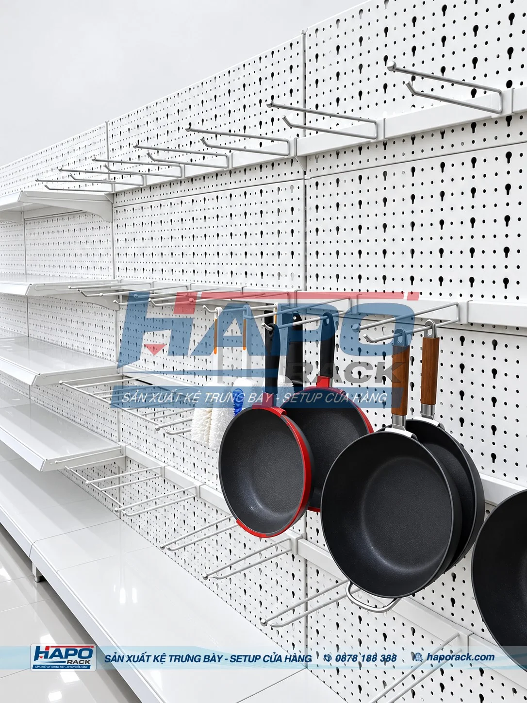 Kệ sắt mâm gỗ trưng bày sản phẩm thiết kế chắc chắn, sang trọng.