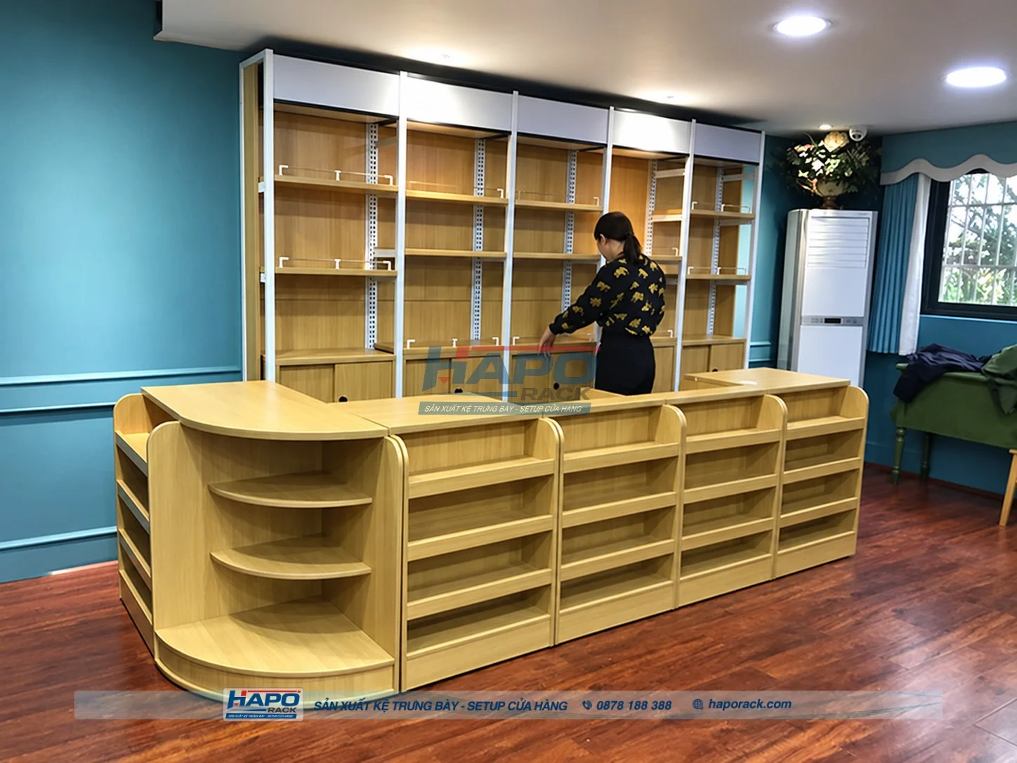 Kệ trưng bày cho shop mới khai trương thiết kế hiện đại và đẹp mắt