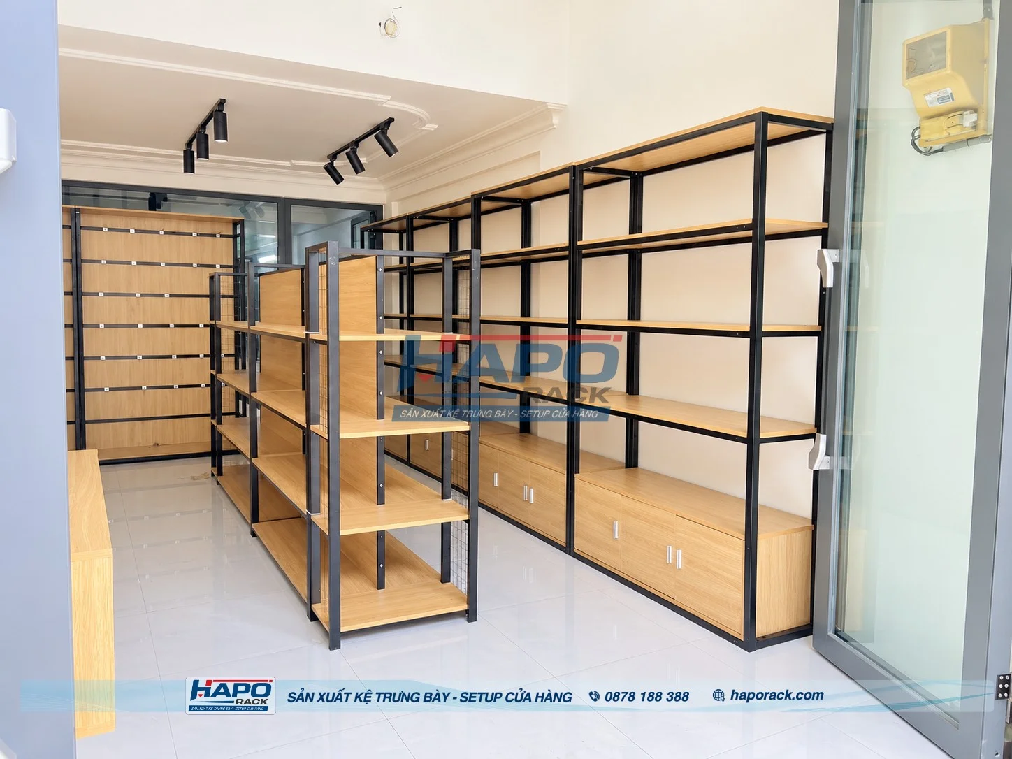 Kệ trưng bày cửa hàng nhỏ giúp tối ưu diện tích và sắp xếp hàng hóa gọn gàng.