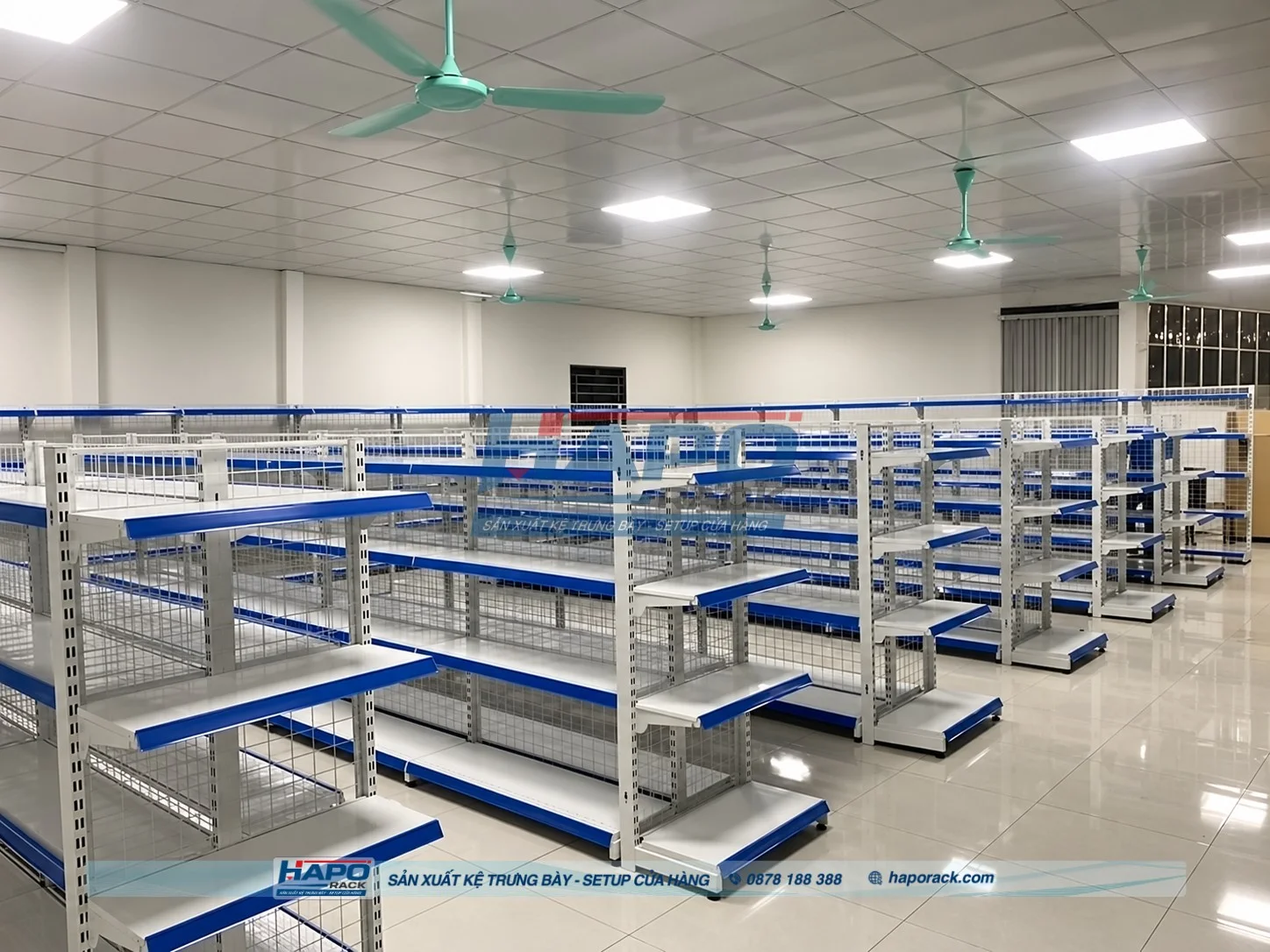 Kệ trưng bày cửa hàng nhỏ giúp tối ưu diện tích và sắp xếp hàng hóa gọn gàng.