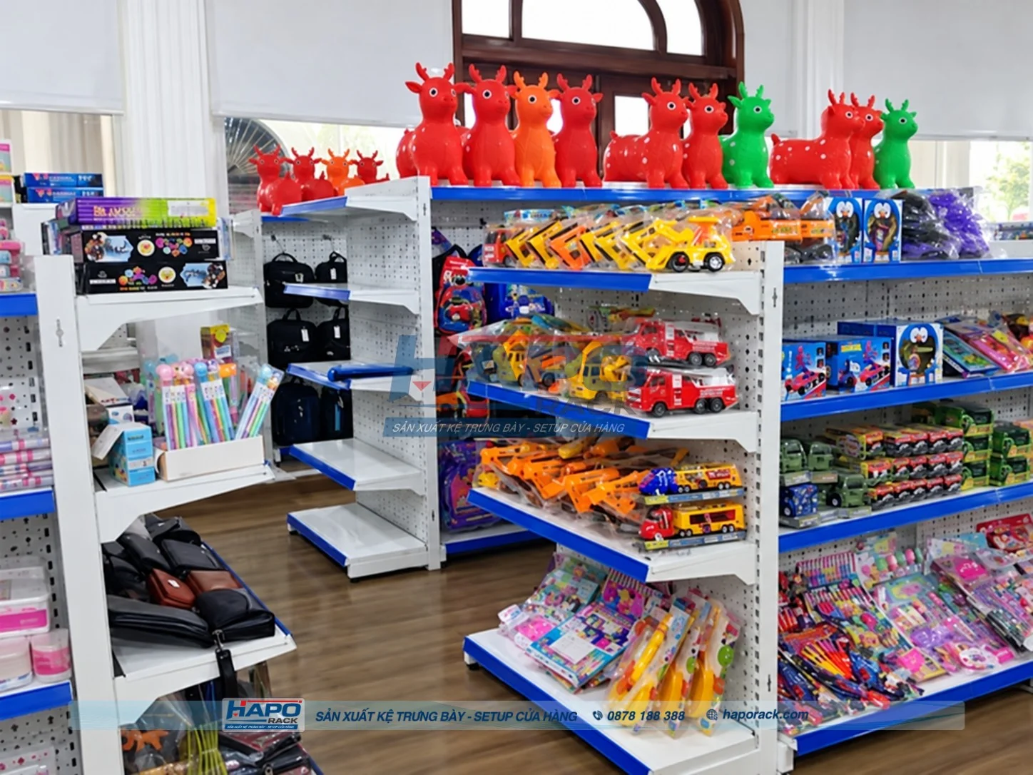 Kệ trưng bày đồ chơi trẻ em thiết kế đẹp, hiện đại và tối ưu diện tích cửa hàng.