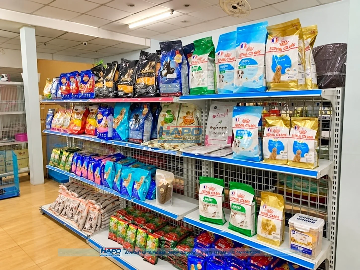 Kệ trưng bày đồ thú cưng áp tường giúp tối ưu diện tích pet shop