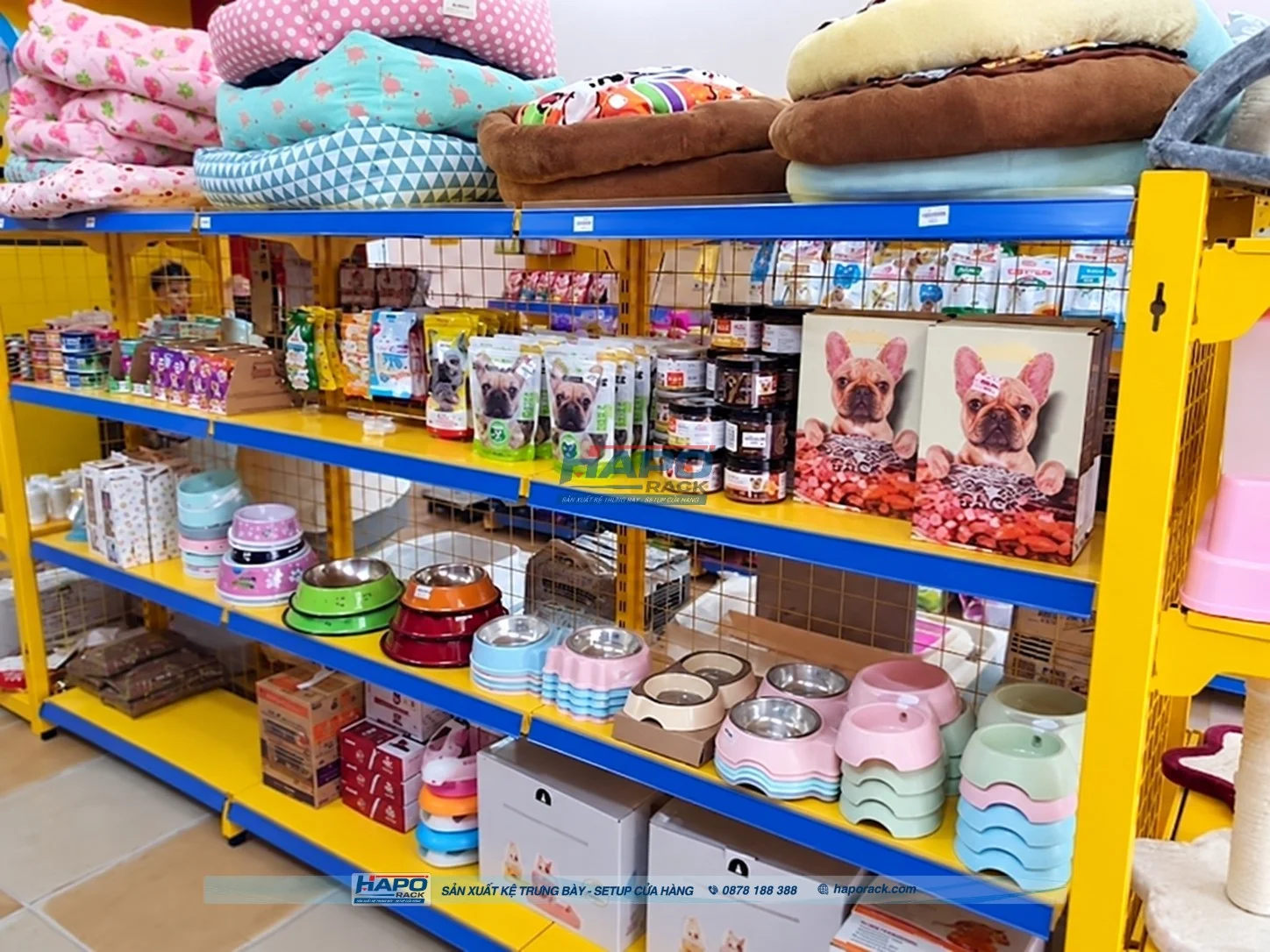 Kệ trưng bày đồ thú cưng hai mặt đặt giữa cửa hàng pet shop