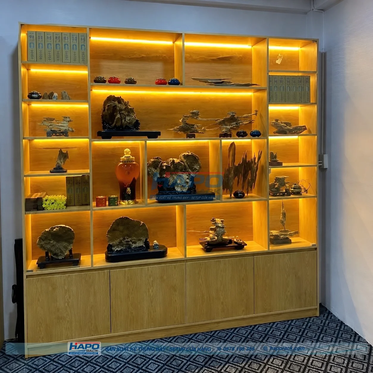 Kệ trưng bày gỗ công nghiệp kết hợp đèn LED cho shop mỹ phẩm
