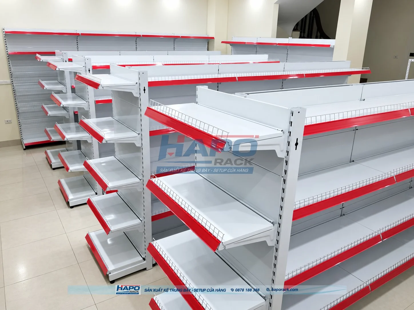 Kệ trưng bày lưng tôn một mặt thiết kế gọn gàng và bền đẹp