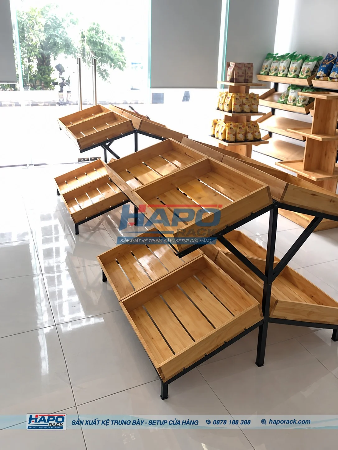Kệ trưng bày rau củ nhiều tầng giúp khách hàng dễ quan sát sản phẩm